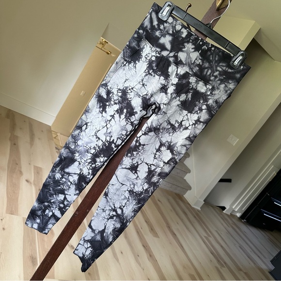 Tie Dye Scrunch Butt Leggings Large - Picture 1 of 4